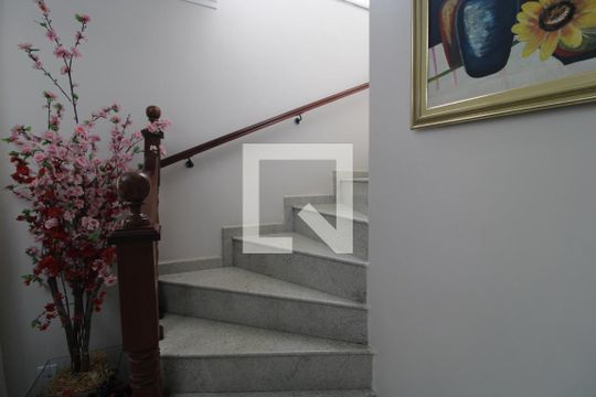 Escada de casa para alugar com 3 quartos, 250m² em Vila Romano, São Paulo