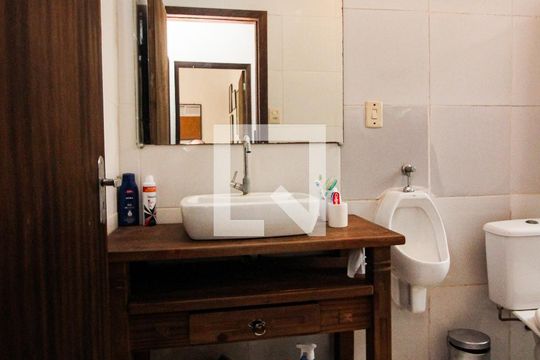 Banheiro 1 de casa à venda com 3 quartos, 200m² em Centro Histórico, Porto Alegre