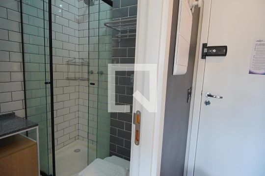 Banheiro de apartamento à venda com 1 quarto, 20m² em Santa Cecília, Porto Alegre