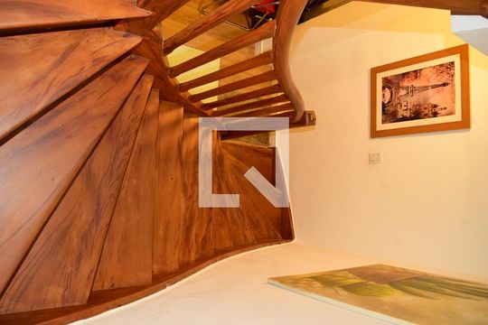 Escada desce de casa à venda com 2 quartos, 140m² em Paraíso, São Paulo