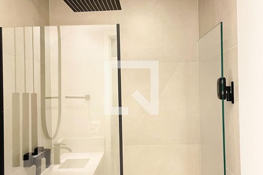 Banheiro de apartamento para alugar com 1 quarto, 35m² em Pinheiros, São Paulo