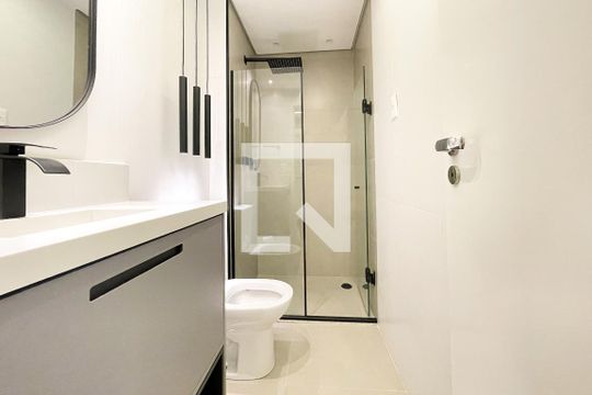 Banheiro de apartamento para alugar com 1 quarto, 35m² em Pinheiros, São Paulo