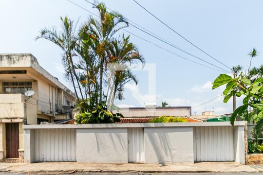 Fachada de casa à venda com 3 quartos, 231m² em Sagrada Família, Belo Horizonte