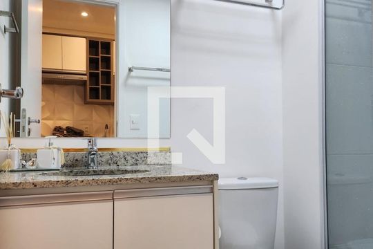Banheiro de kitnet/studio para alugar com 1 quarto, 24m² em Paraíso, São Paulo