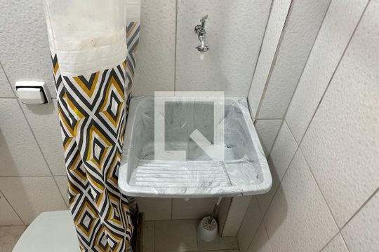 Banheiro de kitnet/studio para alugar com 1 quarto, 20m² em Centro, Rio de Janeiro