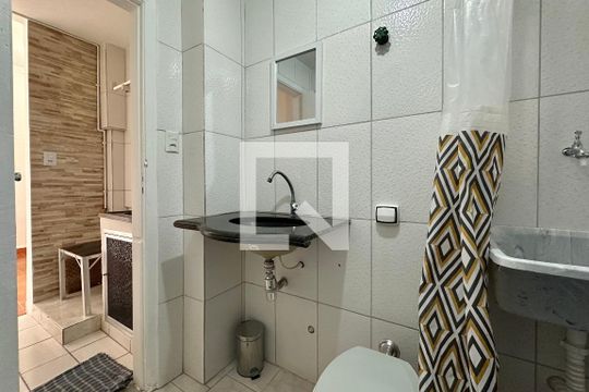 Banheiro de kitnet/studio para alugar com 1 quarto, 20m² em Centro, Rio de Janeiro