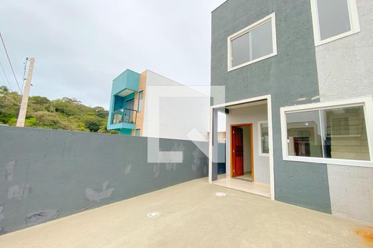 Garagem de casa para alugar com 3 quartos, 90m² em São João do Rio Vermelho, Florianópolis
