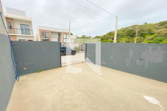 Garagem de casa para alugar com 3 quartos, 90m² em São João do Rio Vermelho, Florianópolis