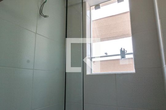 Banheiro de kitnet/studio para alugar com 1 quarto, 24m² em Tingui, Curitiba