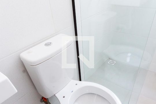 Banheiro de kitnet/studio para alugar com 1 quarto, 24m² em Tingui, Curitiba