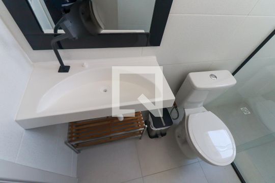 Banheiro Social de kitnet/studio para alugar com 1 quarto, 24m² em Tingui, Curitiba
