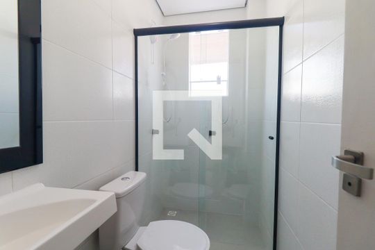 Banheiro Social de kitnet/studio para alugar com 1 quarto, 24m² em Tingui, Curitiba