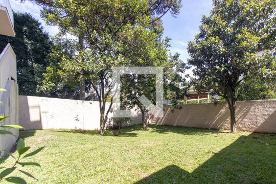 Quintal de kitnet/studio para alugar com 1 quarto, 24m² em Tingui, Curitiba