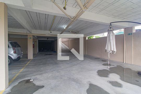 Garagem de kitnet/studio para alugar com 1 quarto, 24m² em Tingui, Curitiba