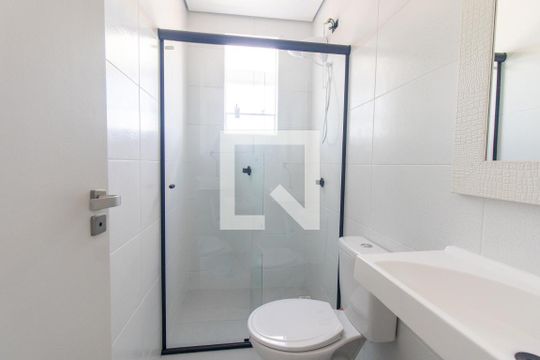Banheiro Social de kitnet/studio para alugar com 1 quarto, 24m² em Tingui, Curitiba