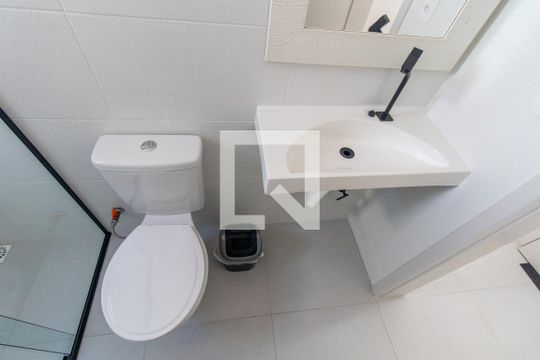 Banheiro Social de kitnet/studio para alugar com 1 quarto, 24m² em Tingui, Curitiba