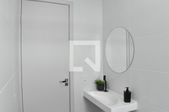 Banheiro social de apartamento à venda com 1 quarto, 24m² em Tingui, Curitiba