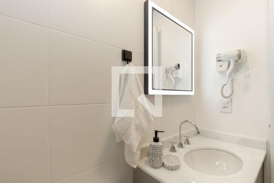 Banheiro de kitnet/studio para alugar com 1 quarto, 25m² em Brooklin, São Paulo