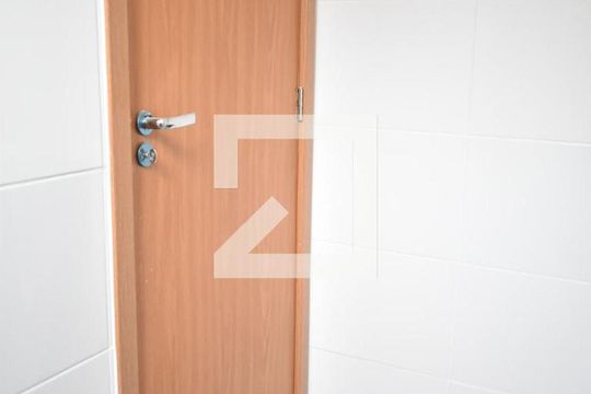 Banheiro de apartamento para alugar com 2 quartos, 45m² em Guaratiba, Rio de Janeiro