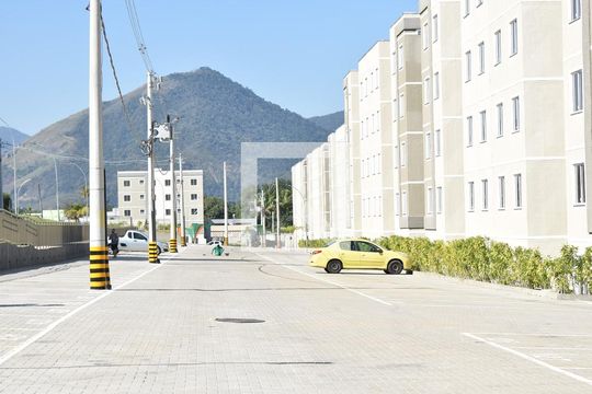 Garagem de apartamento para alugar com 2 quartos, 45m² em Guaratiba, Rio de Janeiro
