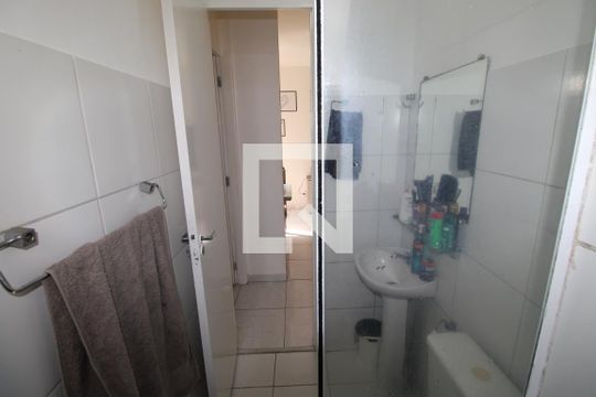 Banheiro de apartamento à venda com 2 quartos, 50m² em Cordovil, Rio de Janeiro