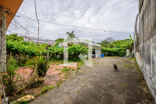 Quintal de casa à venda com 5 quartos, 200m² em Teresópolis, Porto Alegre
