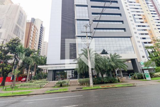 Fachada do Prédio de apartamento para alugar com 1 quarto, 36m² em Água Verde, Curitiba