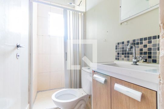 Banheiro de casa para alugar com 1 quarto, 35m² em Vila Erna, São Paulo