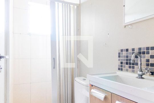 Banheiro de casa para alugar com 1 quarto, 35m² em Vila Erna, São Paulo