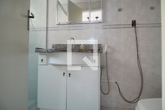 Banheiro de apartamento à venda com 1 quarto, 31m² em Vila Ipiranga, Porto Alegre