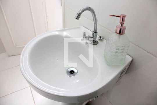 Banheiro de apartamento para alugar com 1 quarto, 30m² em Centro Histórico, Porto Alegre