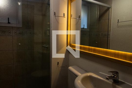 Banheiro de apartamento para alugar com 2 quartos, 55m² em Nonoai, Porto Alegre