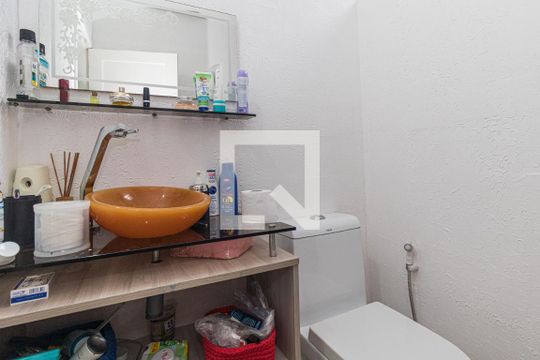 Banheiro de apartamento à venda com 2 quartos, 70m² em São João, Porto Alegre