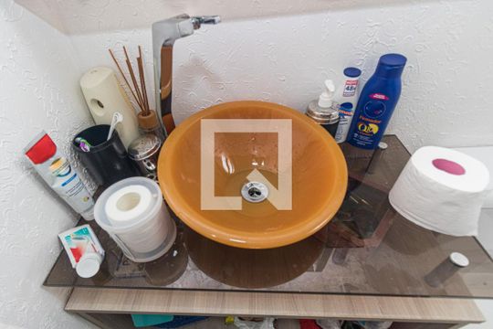 Banheiro de apartamento à venda com 2 quartos, 70m² em São João, Porto Alegre