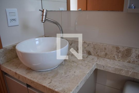 Banheiro de apartamento para alugar com 2 quartos, 50m² em Xaxim, Curitiba