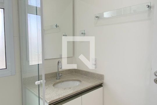 Banheiro de apartamento à venda com 2 quartos, 56m² em Nova Aldeinha/aldeia, Barueri