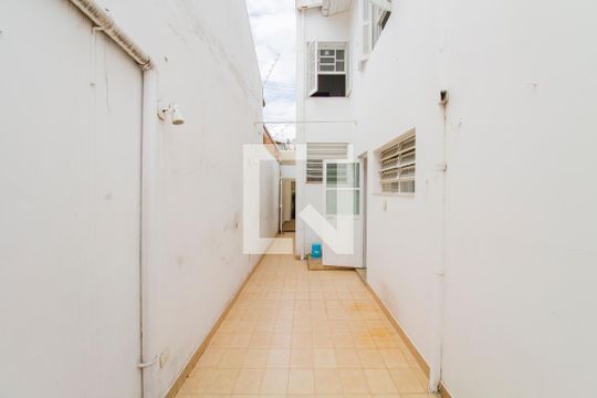 Quintal dos Fundos de casa à venda com 3 quartos, 125m² em Jardim Aeroporto, São Paulo