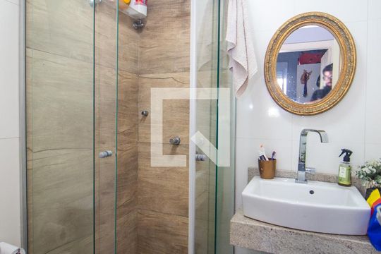 Banheiro de apartamento à venda com 2 quartos, 57m² em Teresópolis, Porto Alegre