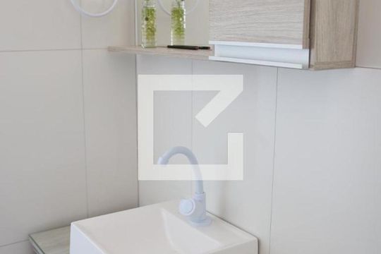 Banheiro da suíte de apartamento para alugar com 3 quartos, 75m² em 	Riacho Fundo I, Brasília