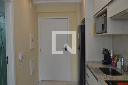 Cozinha de kitnet/studio para alugar com 1 quarto, 23m² em Paraíso, São Paulo