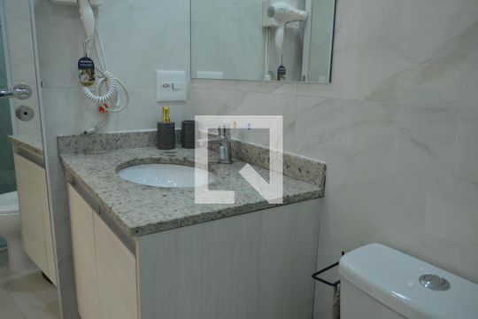 Banheiro de kitnet/studio para alugar com 1 quarto, 23m² em Paraíso, São Paulo