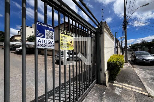 Plaquinha Instalada de apartamento para alugar com 2 quartos, 60m² em Serrano, Belo Horizonte