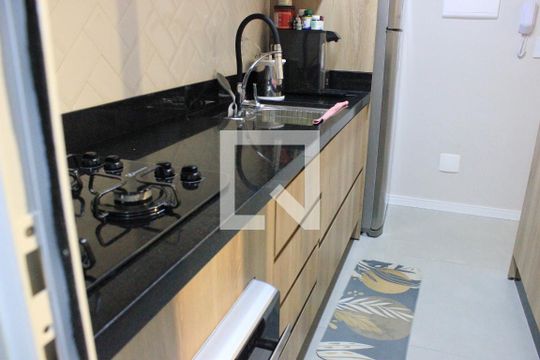 Cozinha de apartamento para alugar com 2 quartos, 54m² em Vila Galvão, Guarulhos