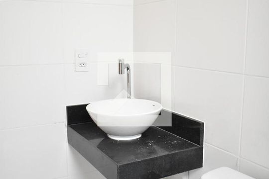 Banheiro de apartamento para alugar com 2 quartos, 45m² em Guaratiba, Rio de Janeiro