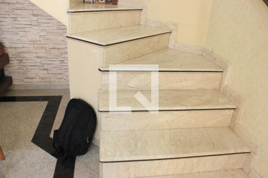 Escada de casa à venda com 3 quartos, 166m² em Vila São Judas Tadeu, Guarulhos