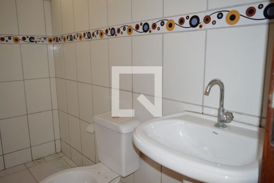Banheiro de casa de condomínio à venda com 3 quartos, 63m² em Colonial, Contagem