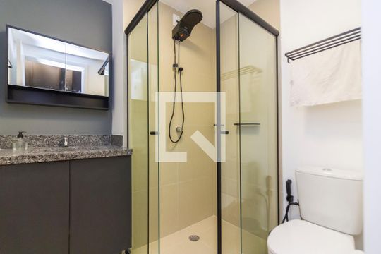 banheiro  de kitnet/studio para alugar com 1 quarto, 25m² em Pinheiros, São Paulo