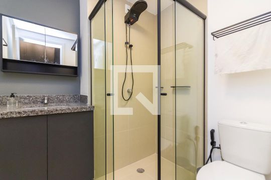 banheiro  de kitnet/studio para alugar com 1 quarto, 25m² em Pinheiros, São Paulo