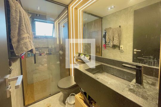 Banheiro da Suíte de apartamento à venda com 2 quartos, 97m² em Petrópolis, Porto Alegre