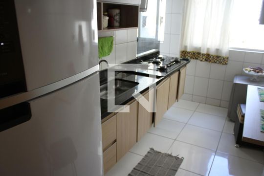 cozinha de apartamento para alugar com 2 quartos, 70m² em Setor Negrão de Lima, Goiânia